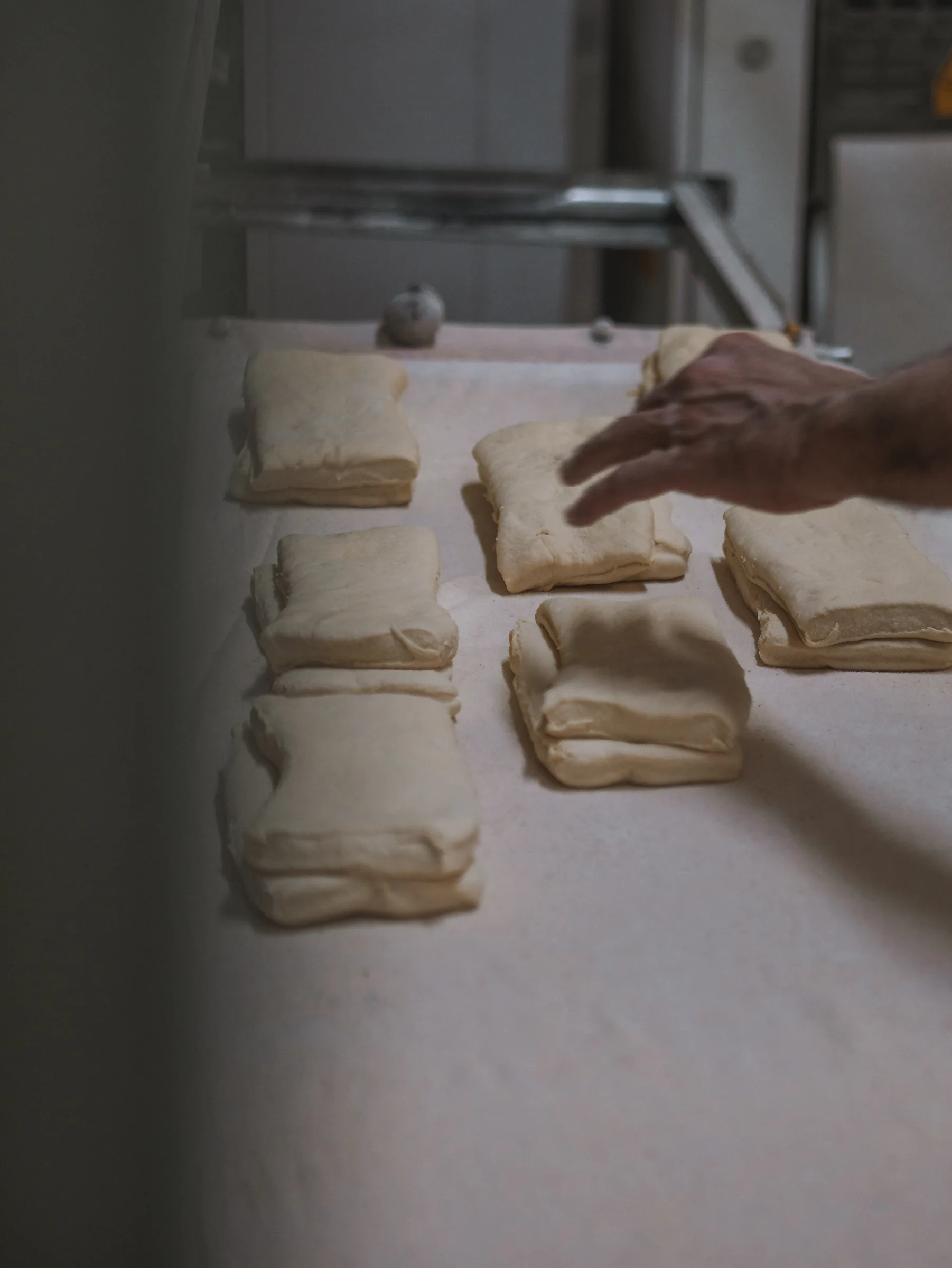 Panetti di pasta sfoglia sul banco del laboratorio