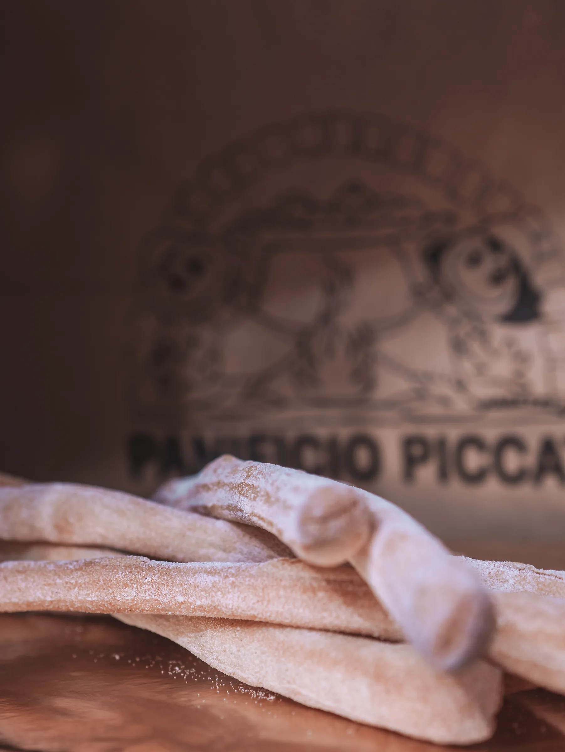 Pane in lievitazione sui teli davanti al forno del Panificio Piccat