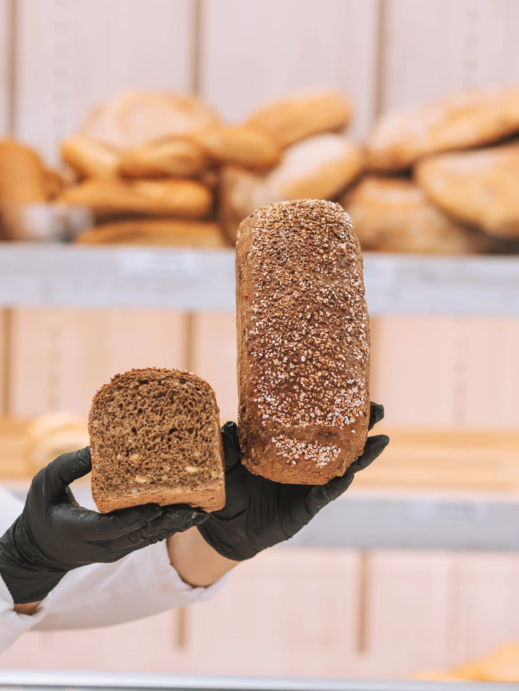 Pane integrale ai cereali con una fetta tagliata