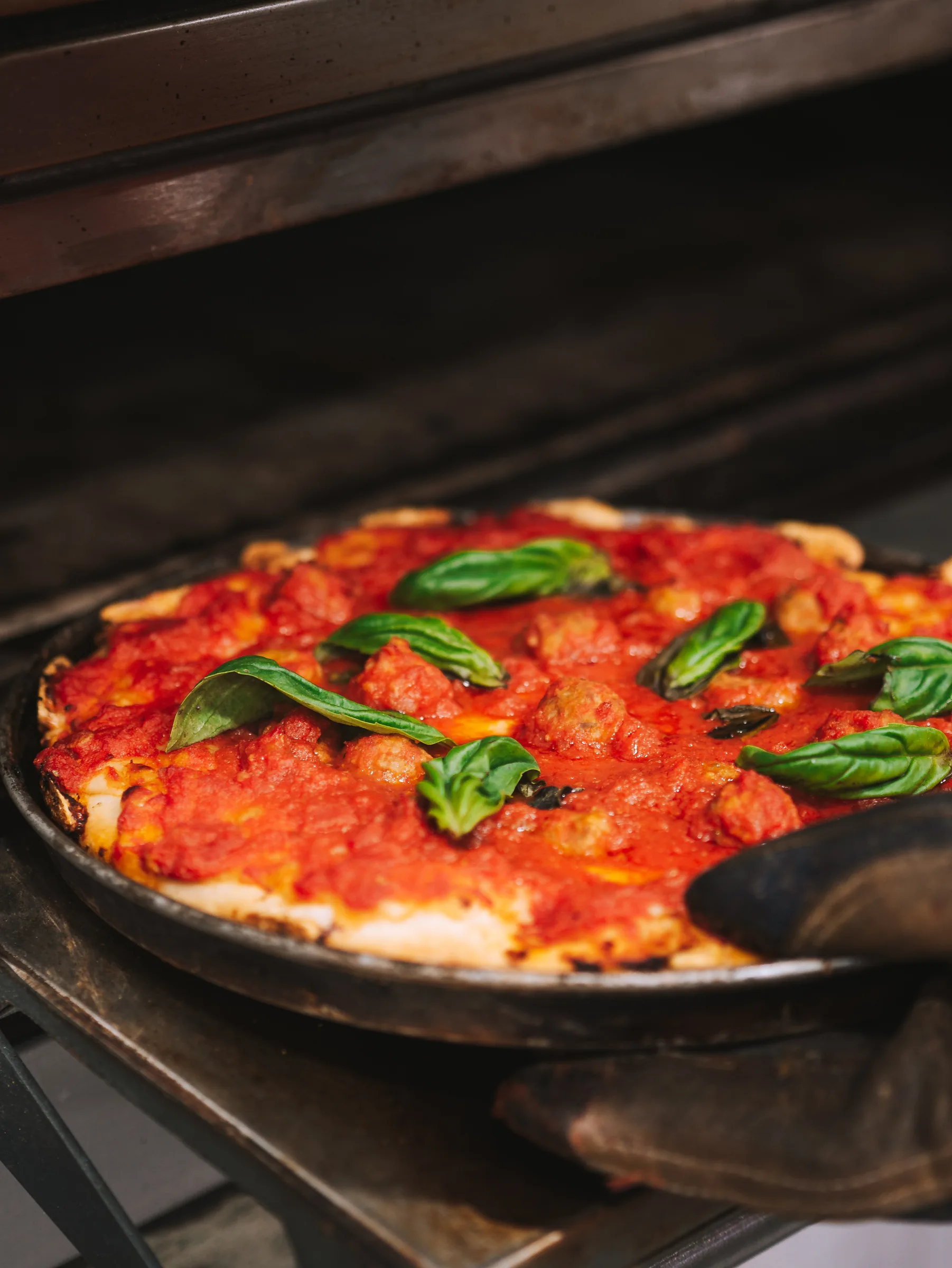 Pizza margherita appena sfornata