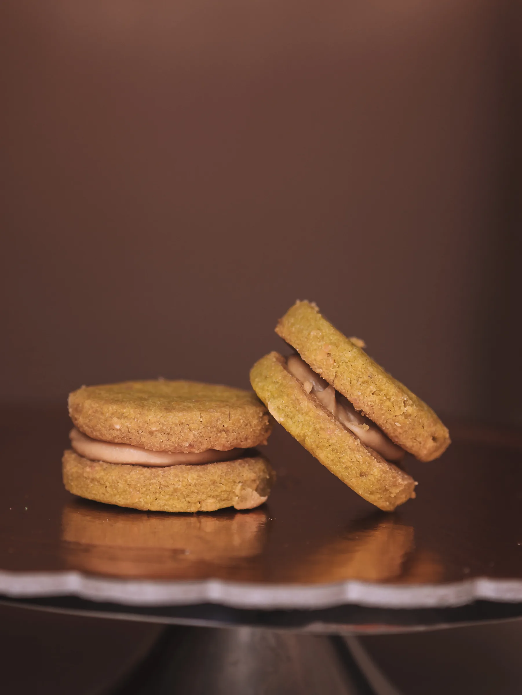 Biscotti di frolla farciti con crema, pasticceria secca