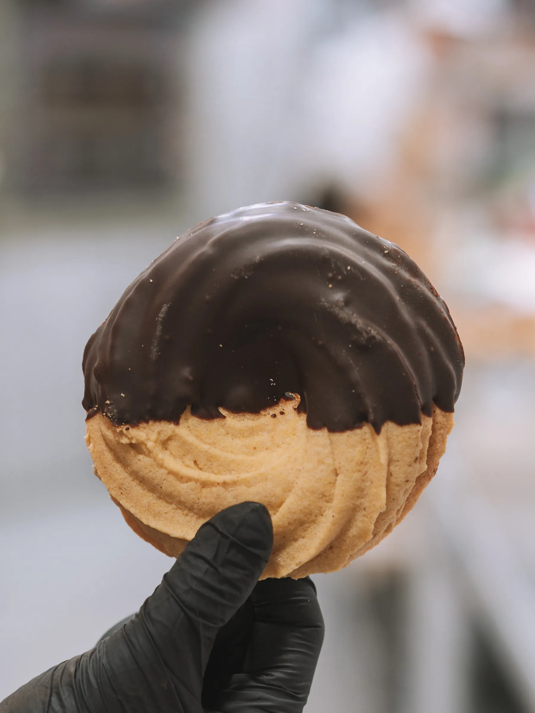 Bignè ricoperto di cioccolato fondente
